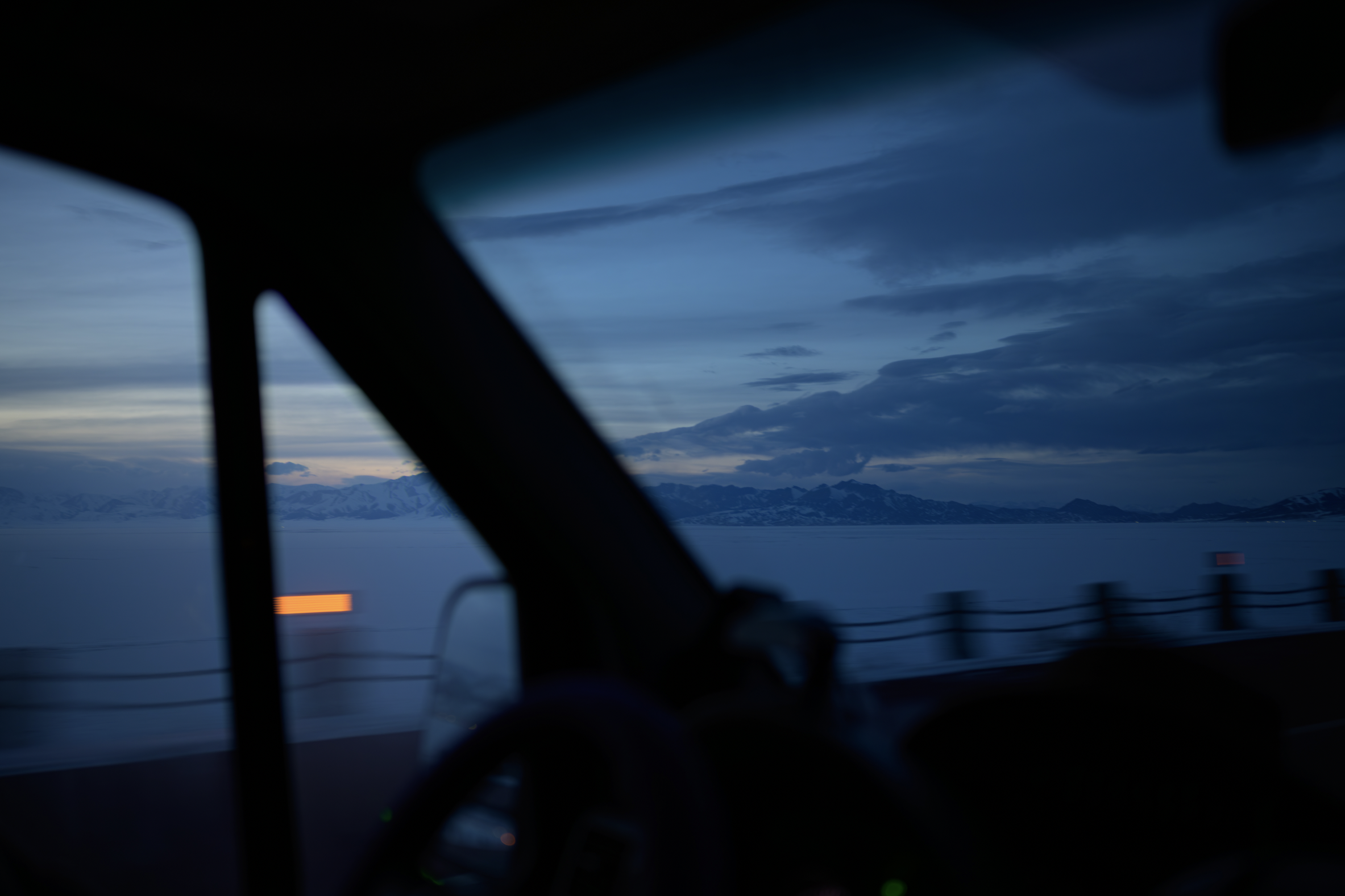 海岸悬崖景观，海浪拍打岩石，蓝天白云与深蓝海水形成对比，海滨风光