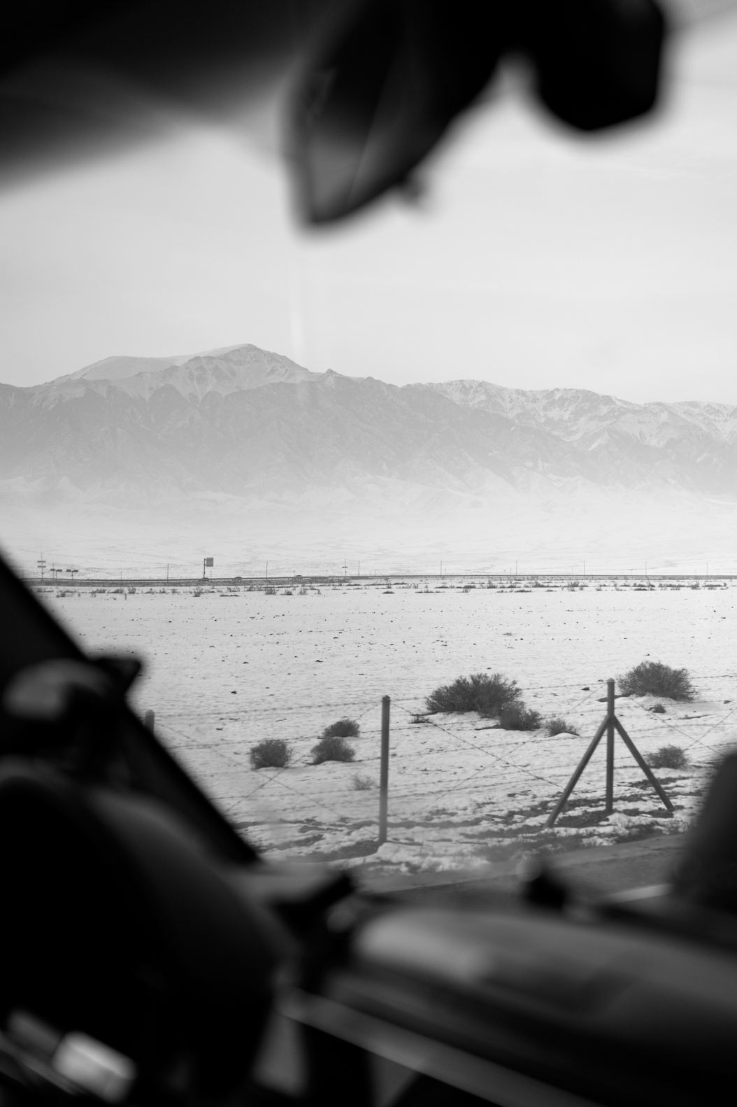 壮丽山脉风景照，雪山与湖泊交相辉映，自然光线充足，高分辨率摄影